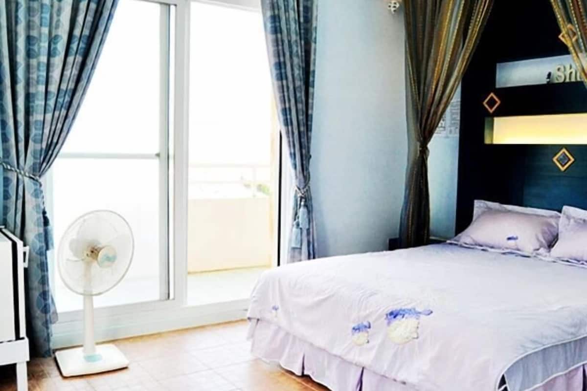 مكتب وستائر تعتيم وواي فاي مجانًا وملاءات أسرّة