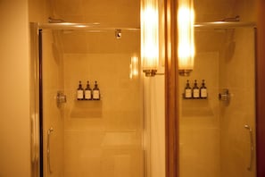 One Bedroom Cottage | Badezimmer | Dusche, kostenlose Toilettenartikel, Haartrockner, Handtücher