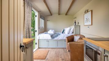 Cabaña exclusiva | Área de sala de estar | Televisión de pantalla plana y piso con calefacción