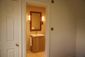 One Bedroom Cottage | Baño | Ducha, artículos de higiene personal gratuitos y secador de pelo