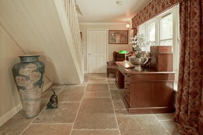 Reception - Great Ashley Farm B&B and Shepherds Huts (Bradford-on-Avon)