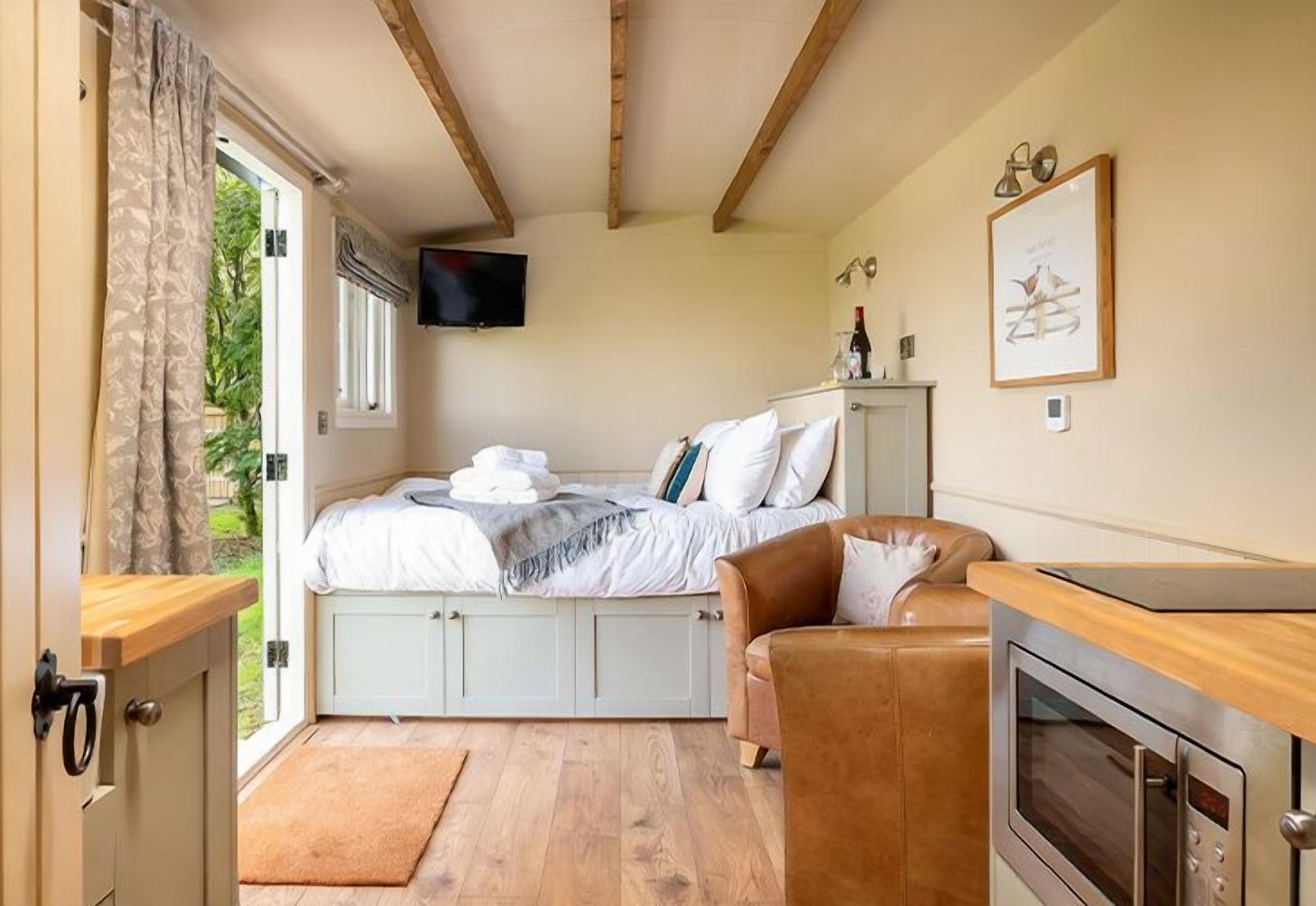 Exclusive Cabin | Living area | Flat-screen TV, heated floors