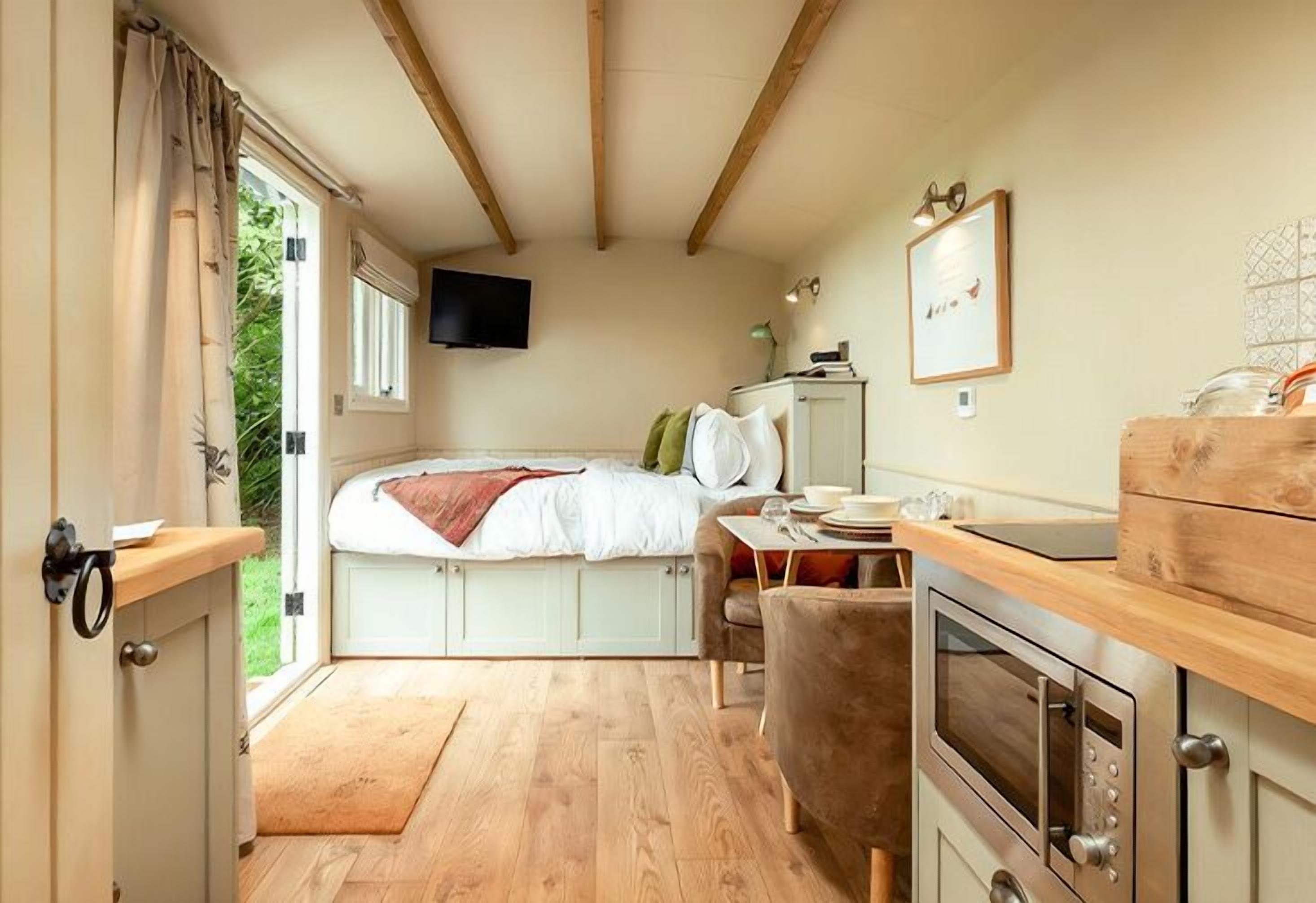 Exclusive Cabin | Living area | Flat-screen TV, heated floors