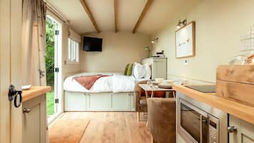 Exclusive Cabin | Living area | Flat-screen TV, heated floors