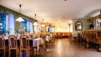 TĂ€gliches FrĂŒhstĂŒcksbuffet (10 EUR pro Person)