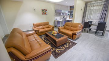 Deluxe-Apartment, 2 Schlafzimmer | Wohnbereich | Flachbildfernseher