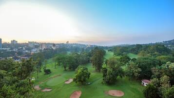 Udendørs pool, parasoller, liggestole