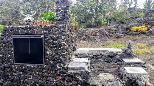 Casa aislada con casi 100 plantas de frutas y verduras, cerca de playas de arena verde