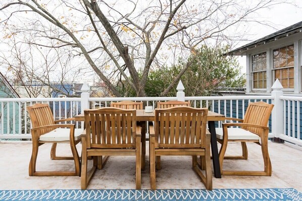 Outdoor dining - Bleu Horizon | Architect-Designed Home + Rooftop (Charleston)