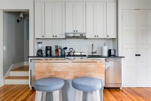 Fridge, microwave, oven, stovetop - Bleu Horizon | Architect-Designed Home + Rooftop (Charleston)