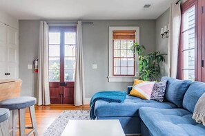 TV - Bleu Horizon | Architect-Designed Home + Rooftop (Charleston)