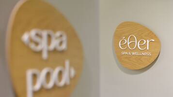 Dos letreros de madera, uno con la inscripción "spa pod" y el otro con "éder spa & wellness".