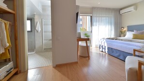 Een moderne slaapkamer met een bed, nachtkastje en inloopkast.