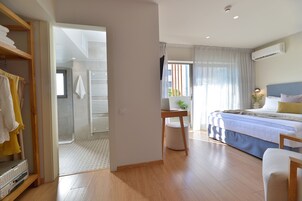 Un dormitorio moderno con cama, mesita de noche y vestidor.