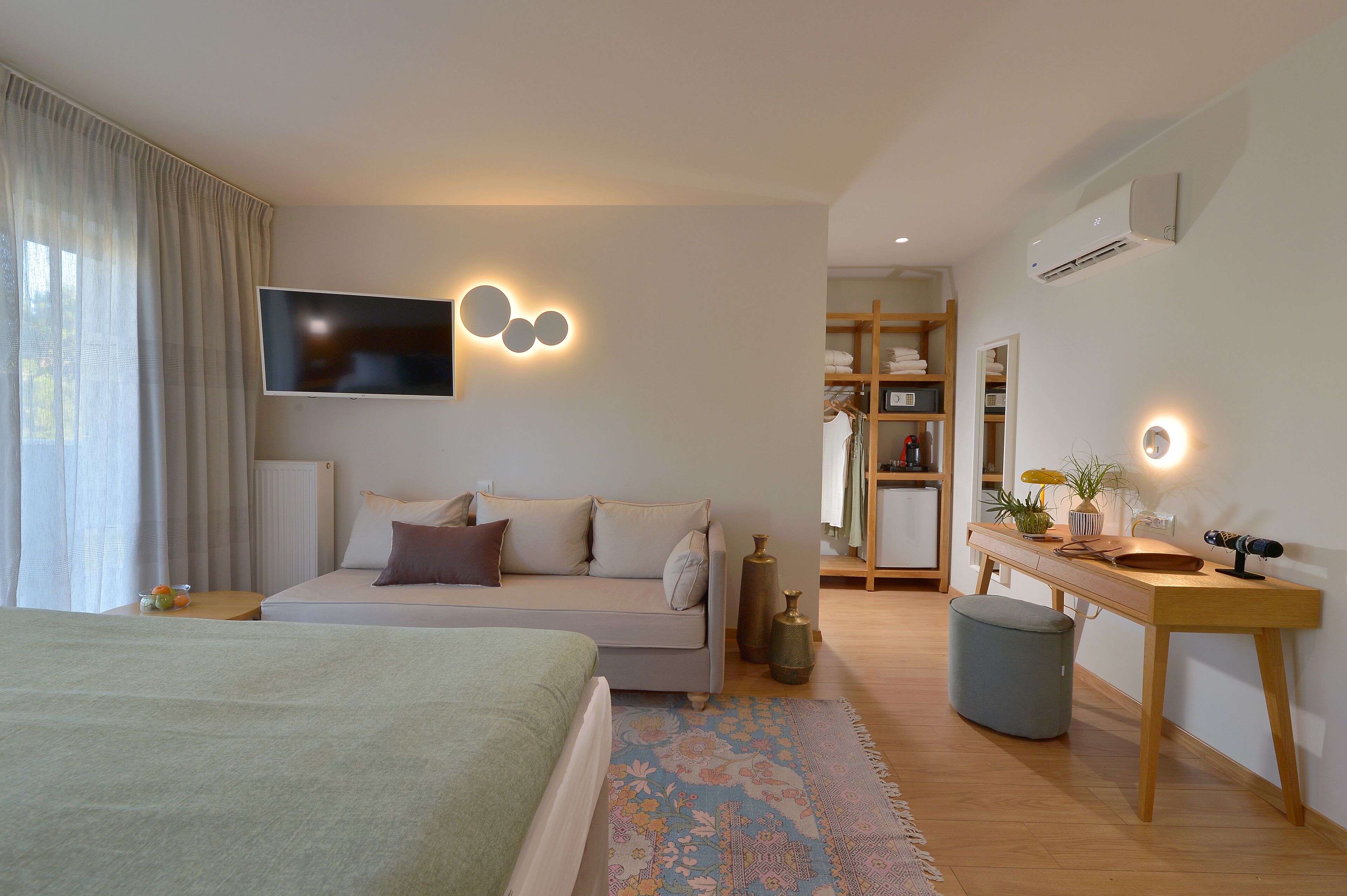 executive suite | pillow-top beds, free minibar, in-room safe, desk