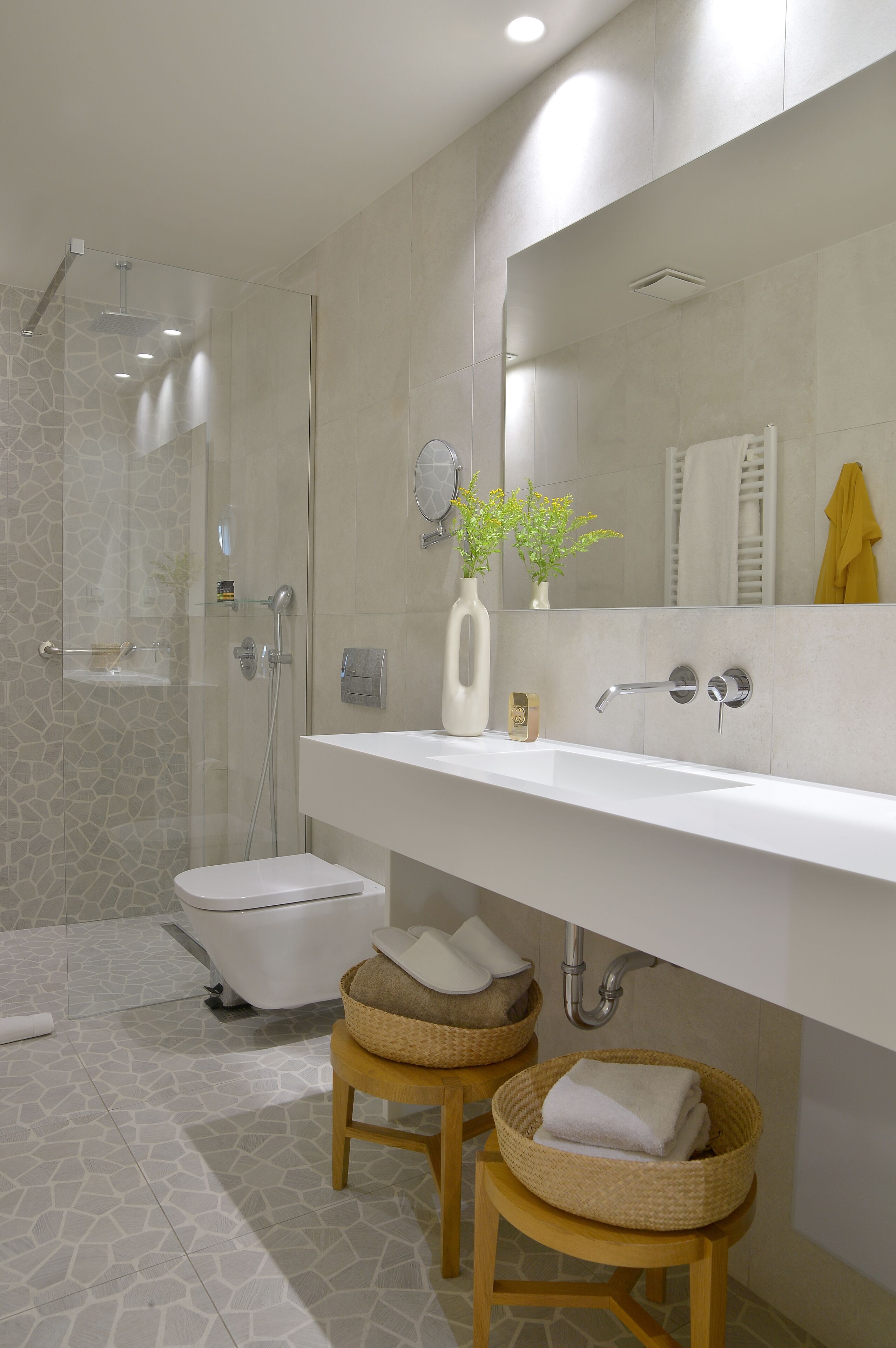 executive suite | bathroom | shower, free toiletries, hair dryer, bathrobes