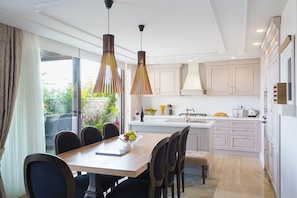 Villa, 4 Bedrooms | Private kitchenette