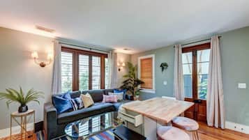 TV, fireplace, offices