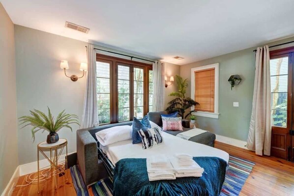 4 bedrooms, iron/ironing board, WiFi, bed sheets