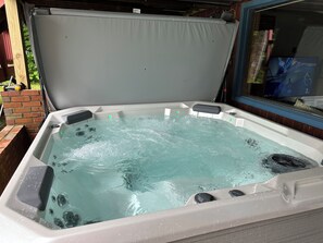 Bañera de hidromasaje al aire libre
