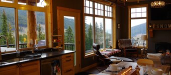 Beautiful Ski-in/Ski-out Chalet on Grandfathers Trail with Sweeping View