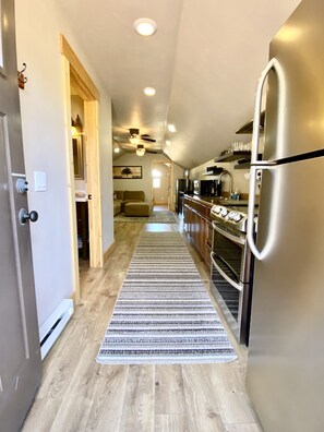 Jääkaappi, mikroaaltouuni, uuni, liesi