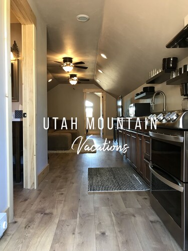 Surround Yourself with 2.5 Acres of Private Mountain Escape - 1 Bed/1.5 Bath