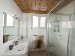 Apartment, Ensuite (F3) | Bathroom - Appartement aux Deux Cigognes (Gries)