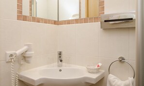 Dusj, toalettartikler (inkludert), hårføner og håndklær