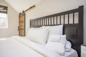 3 bedrooms, travel cot, free WiFi, bed sheets
