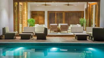 Kolam renang indoor dan kolam renang outdoor