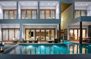 Una piscina techada, una piscina al aire libre