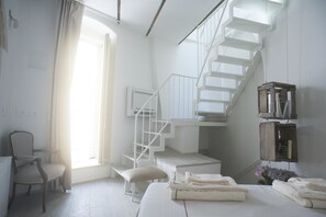 익스클루시브 듀플렉스, 퀸사이즈침대 1개, 분사식 욕조 | 고급 침구, 책상, 암막 커튼, 방음 설비