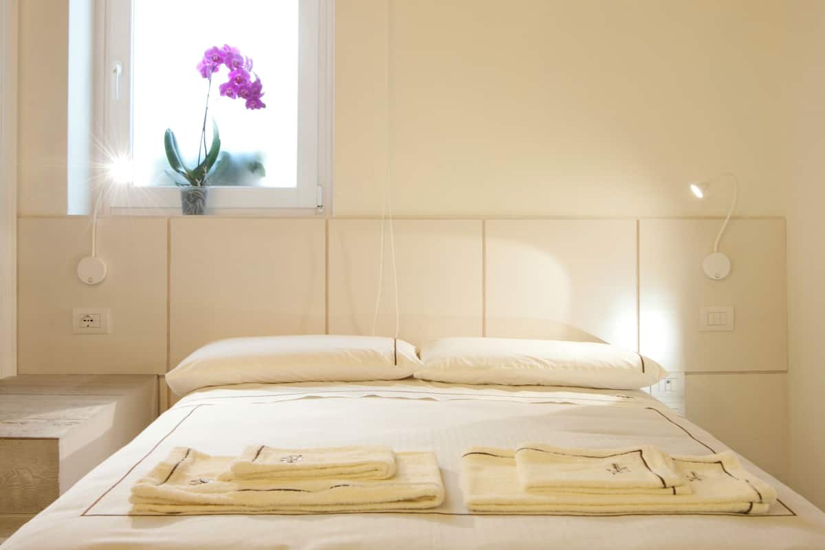 Suíte júnior, 1 cama de casal | Roupas de cama premium, escrivaninha, cortinas blackout