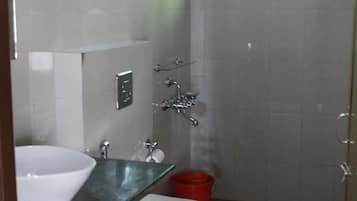 Deluxe Room, 1 Double Bed, Non Smoking | Bathroom | Towels