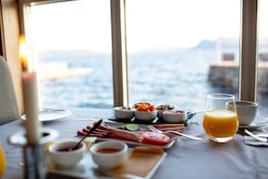 Free daily continental breakfast - Stad Hotell (Stad)