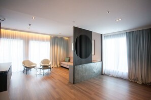 Bureau, espace de travail pour ordinateur portable, Wi-Fi gratuit