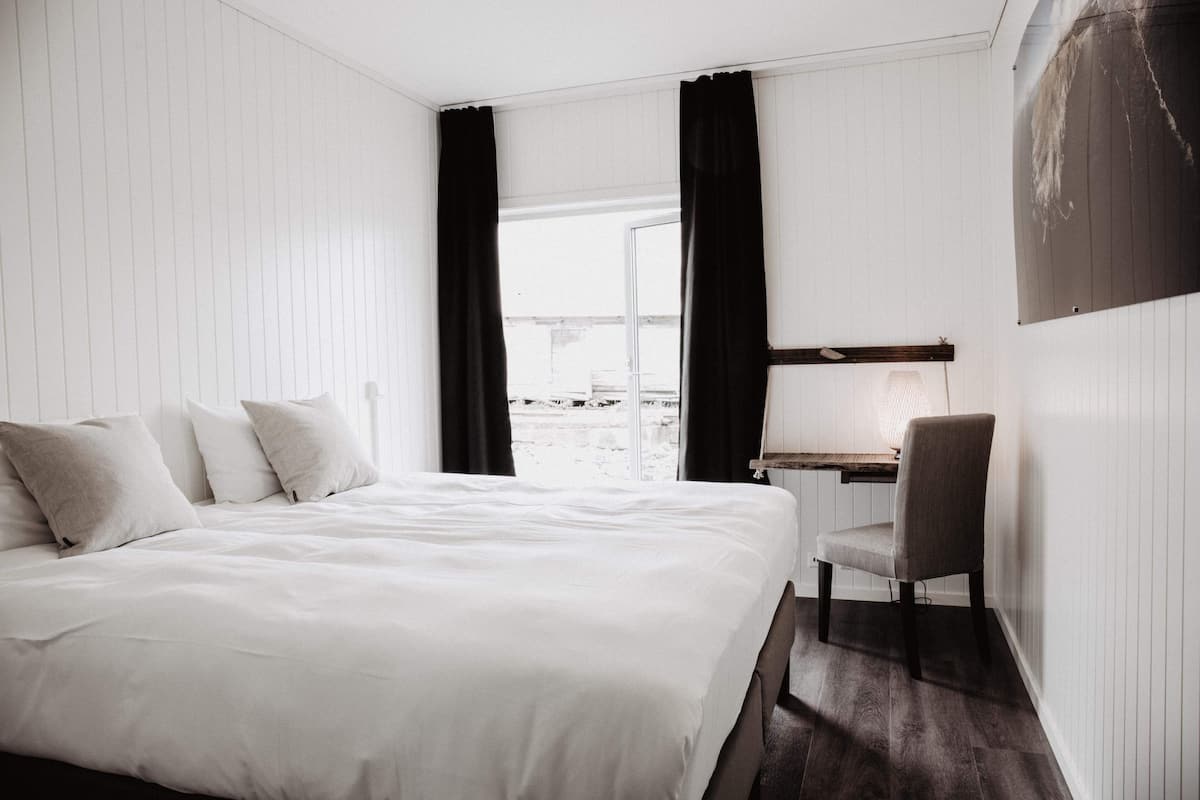 Standard Room, 1 Queen Bed, Non Smoking | Desk, laptop workspace, free WiFi, bed sheets