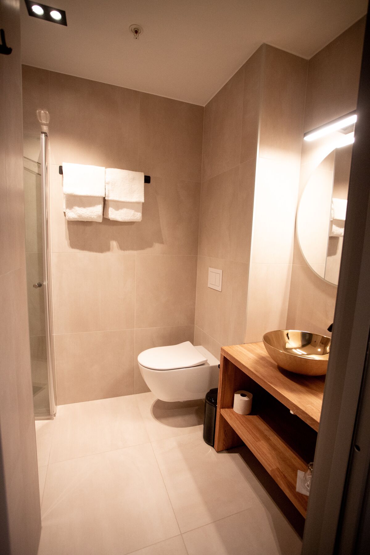 superior room, 1 queen bed, oceanfront | bathroom | hair dryer, towels