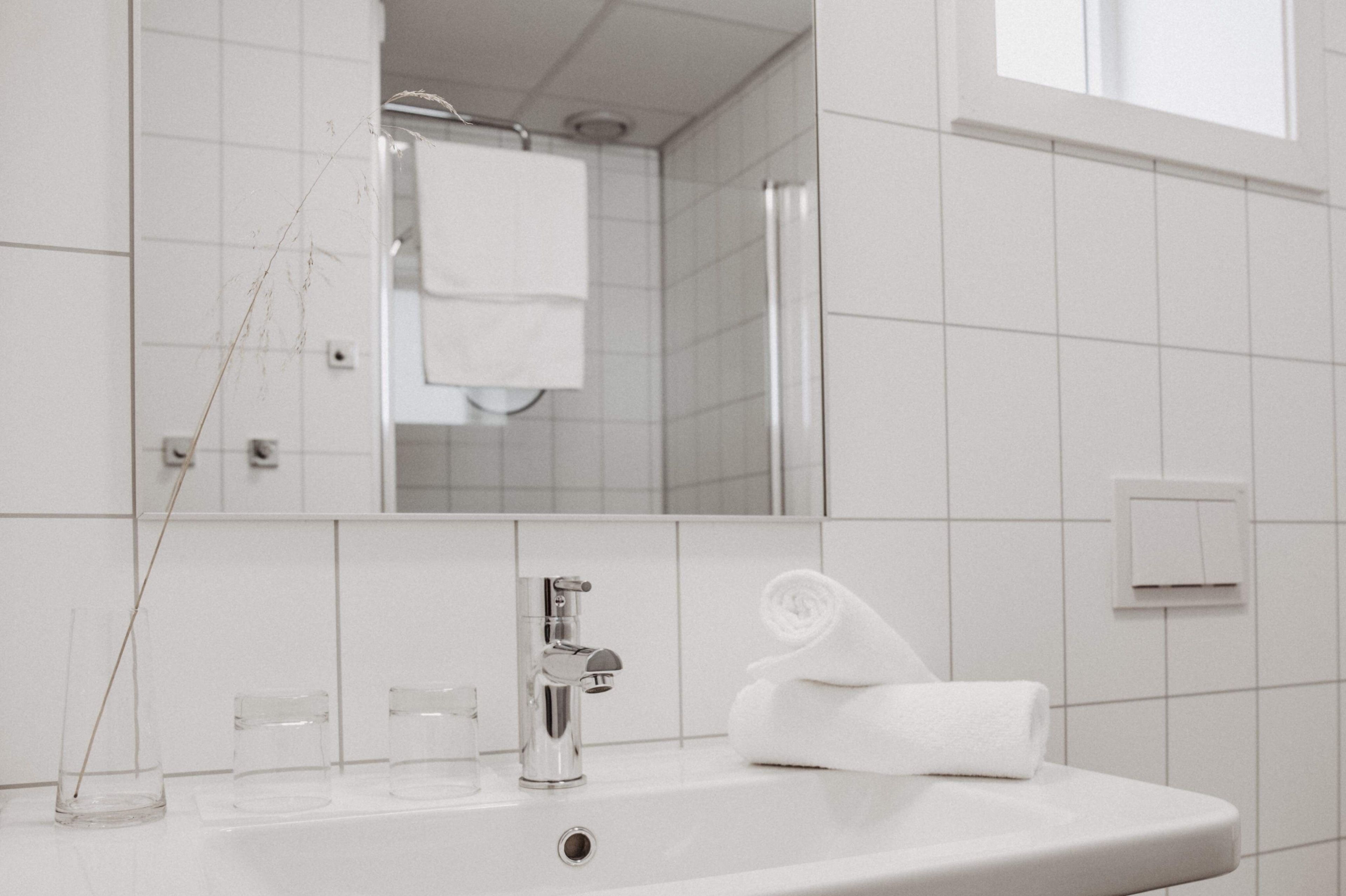 standard room, 1 queen bed, non smoking | bathroom | hair dryer, towels