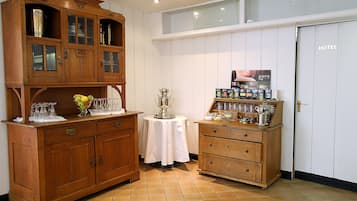 Buffet breakfast on weekdays (EUR 17 per person)