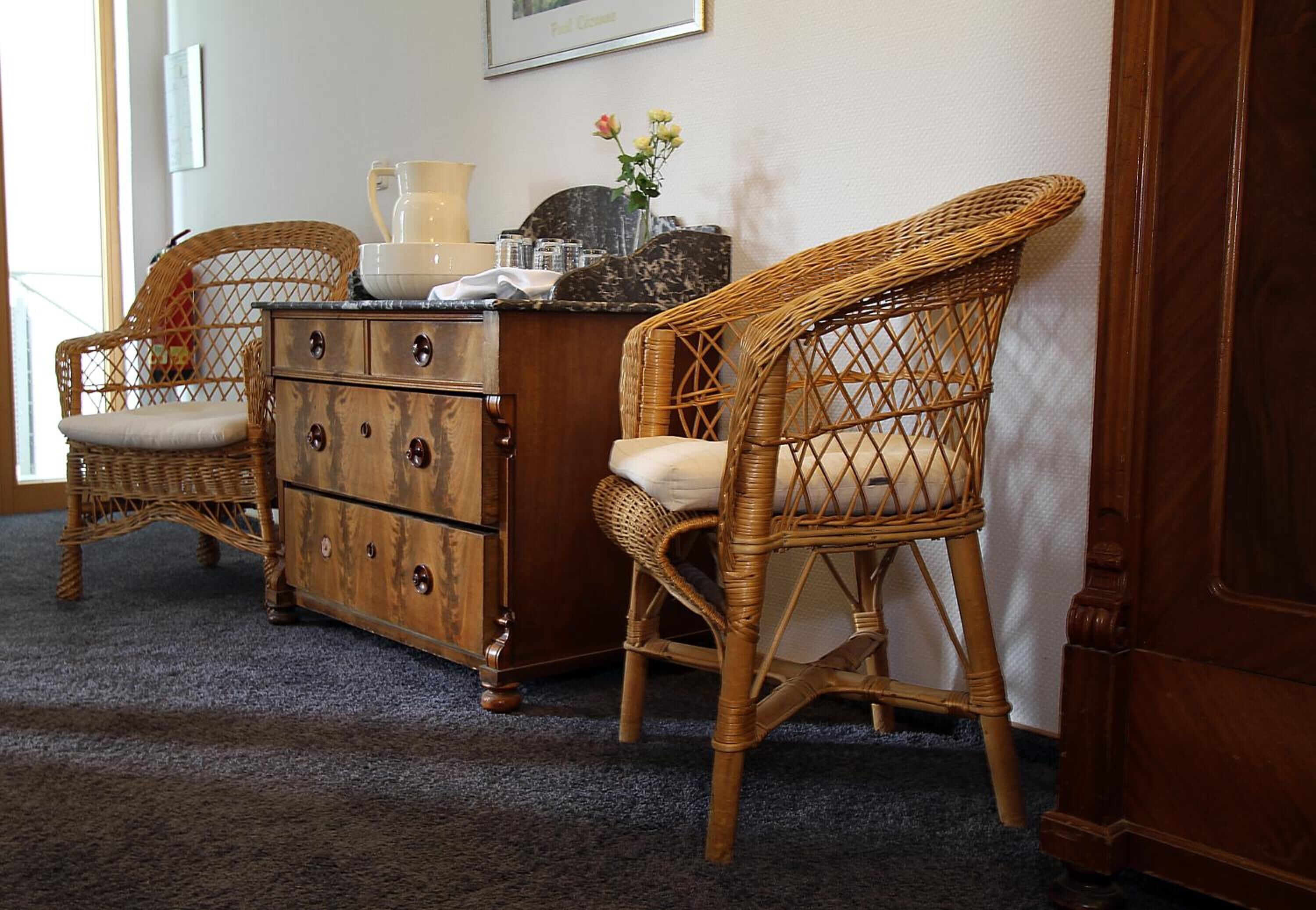 Betten mit Memory-Foam-Matratzen, Schreibtisch