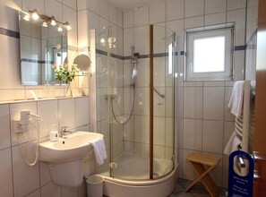 Dusche, kostenlose Toilettenartikel, Haartrockner, Handtücher