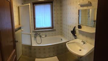 Badewanne, Haartrockner, Handtücher