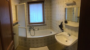 Bathtub, hair dryer, towels - FeWo Waldheimat (Bayerisch Eisenstein)