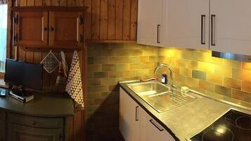 Classic Apartment, Multiple Beds, Non Smoking, Garden View | Private kitchen | Fridge, oven, stovetop, dishwasher