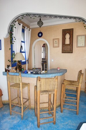 Bar (on property) - Un Thé Au Bout Du Monde (Arbaa Sahel)