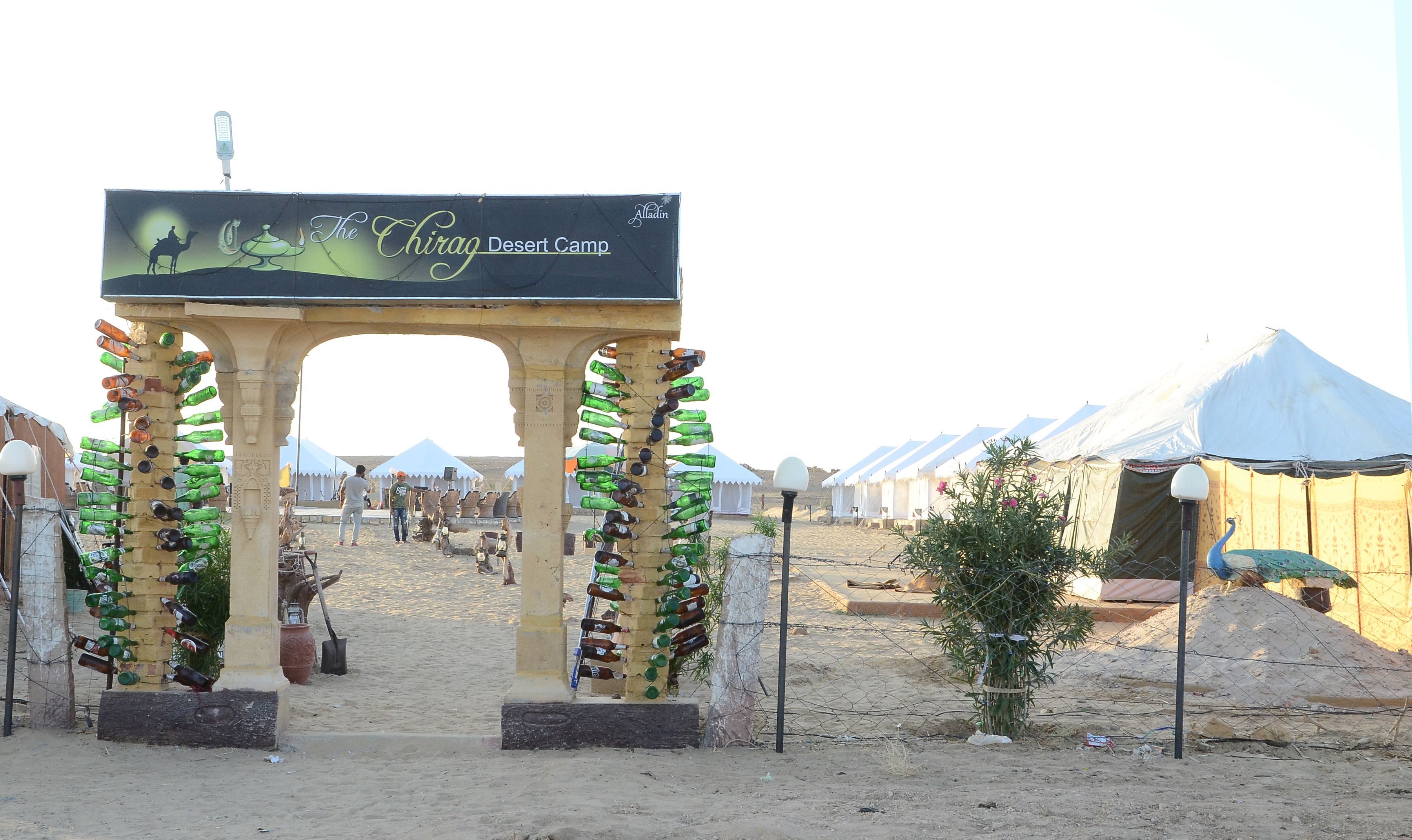 Un arco con un letrero que dice 'The Chiraq Desert Camp'.
