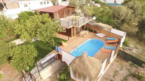 Una piscina al aire libre