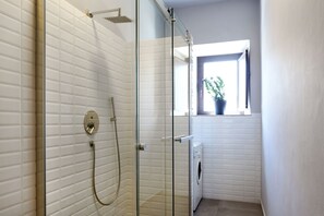 Douche, sèche-cheveux, bidet, serviettes fournies